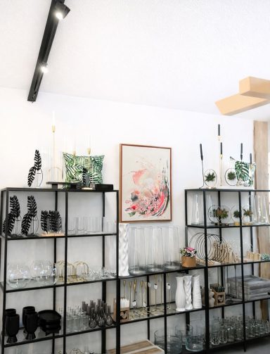Plantula Amedorf - Verkaufsräume Ein modern eingerichteter Raum mit Regalen, Pflanzen und dekorativen Objekten.