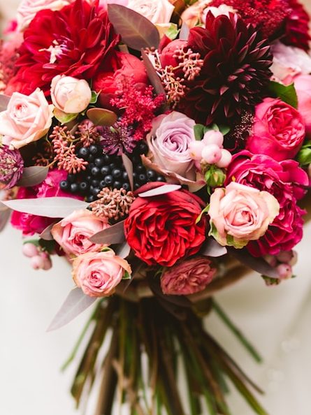 Plantula Amedorf- Floristik Bunter Blumenstrauß mit roten, rosa und lila Blumen sowie grünen Blättern.
